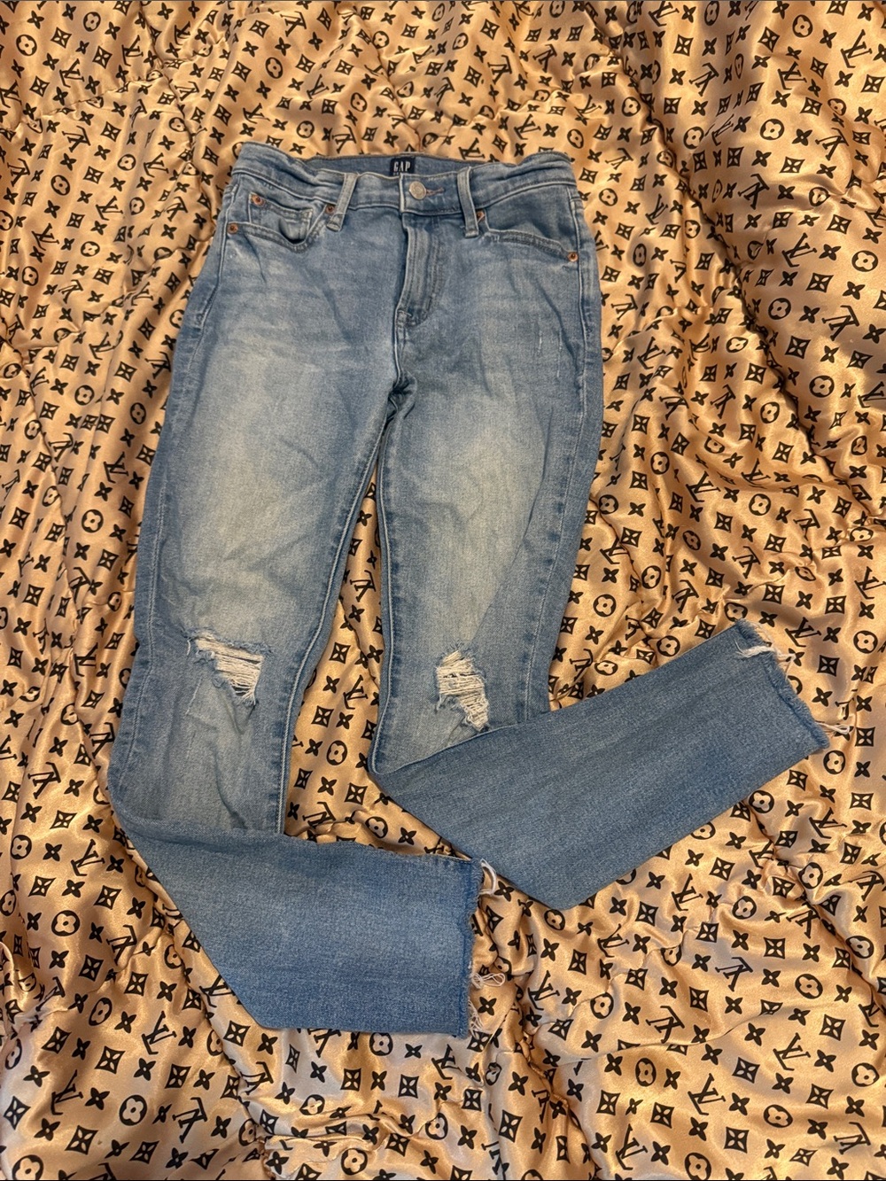 GAP size 25, true skinny Women's Light Blue Distressed Skinny Jeans
